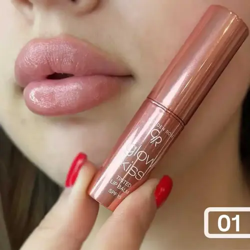 تینت لب جامد شاین دار گلدن رز، نمای نزدیک لب‌های بژ صورتی براق و تینت رزگلد کنار صورت، با شماره ۰۱
