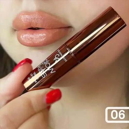 تینت لب جامد شاین دار گلدن رز، نمای نزدیک لب‌های بژ هلویی براق و تینت مسی کنار صورت، با شماره ۰۶