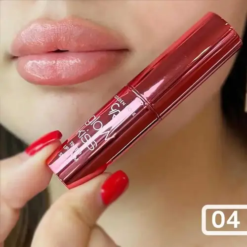 تینت لب جامد شاین دار گلدن رز، نمای نزدیک لب‌های هلویی براق و تینت قرمز متالیک کنار صورت، با شماره ۰۴