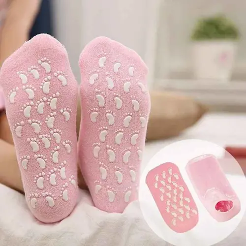 جوراب سیلیکونی پا، کف دو پای پوشیده در جوراب صورتی با نقش‌های سفید ضدلغزش، همراه تصویر کوچک جوراب